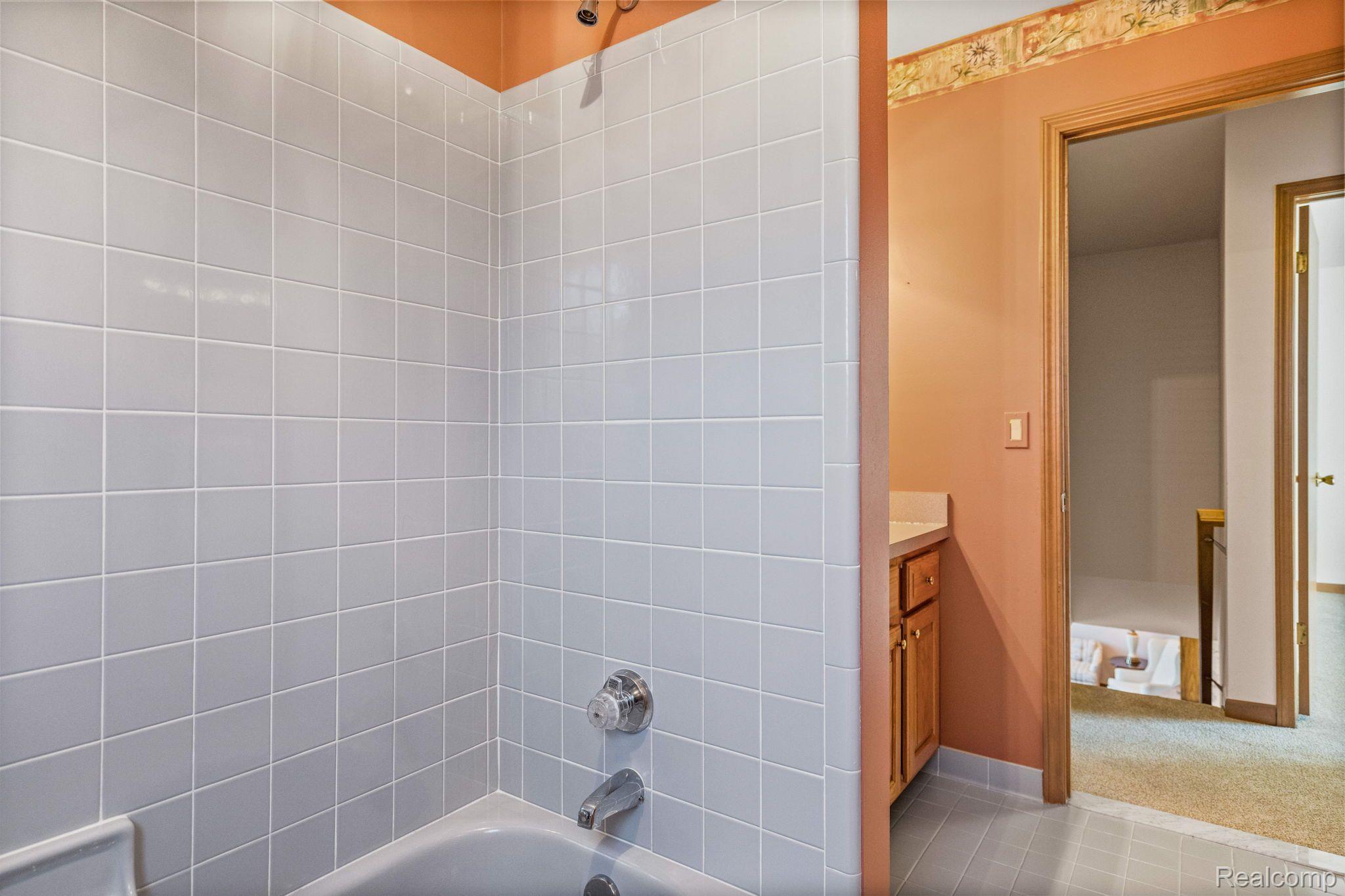 3359 Vardon Drive Rochester, MI 48307 - Photo 35 of 47 MAIN BATH