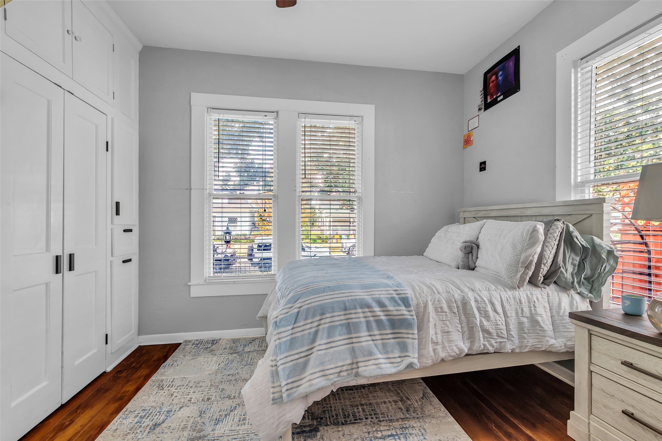 618 Harvard Street Houston, TX 77007 - Photo 12 of 25 a bedroom with a large bed and a window