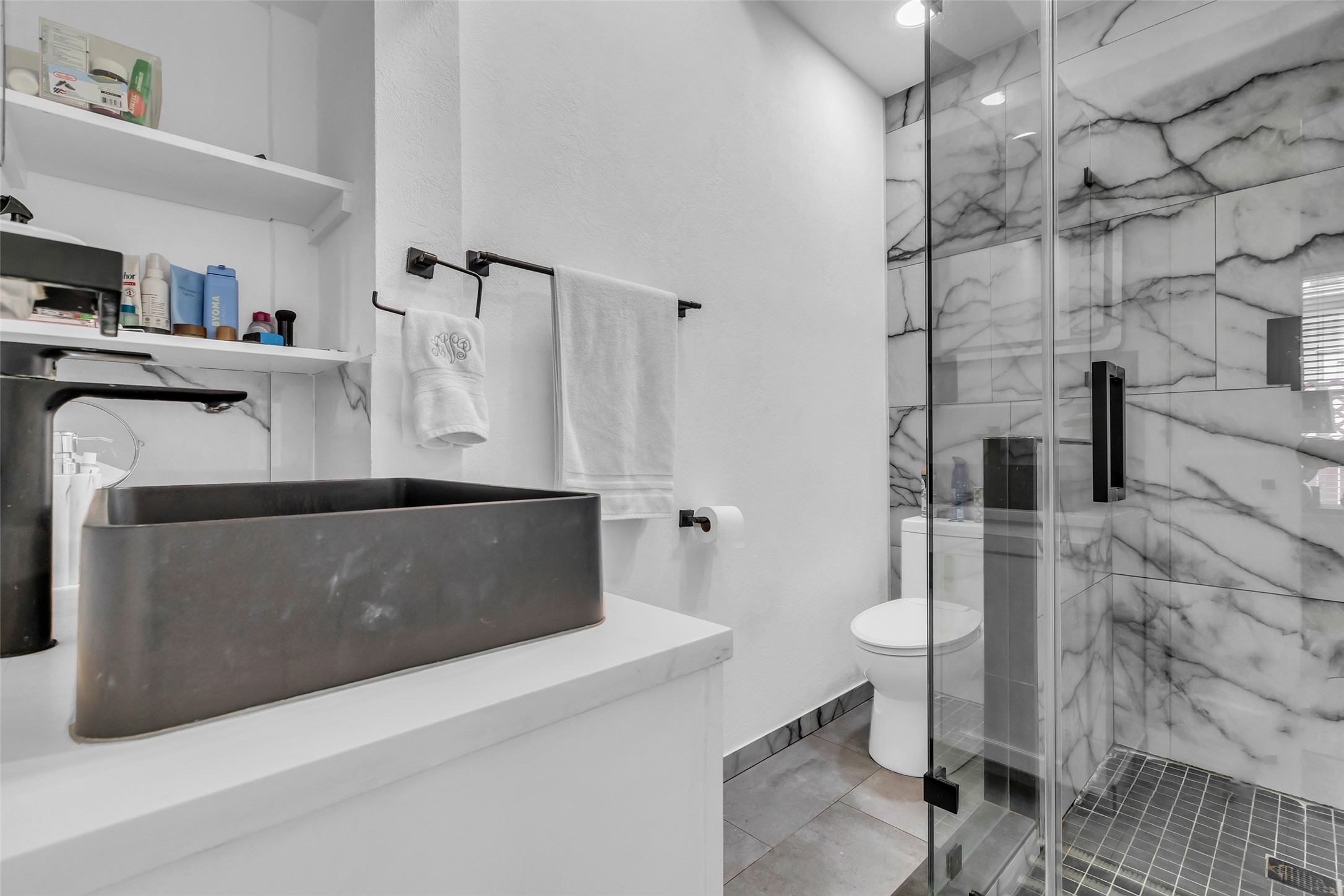 618 Harvard Street Houston, TX 77007 - Photo 13 of 25 a view of a bathroom with a sink and toilet