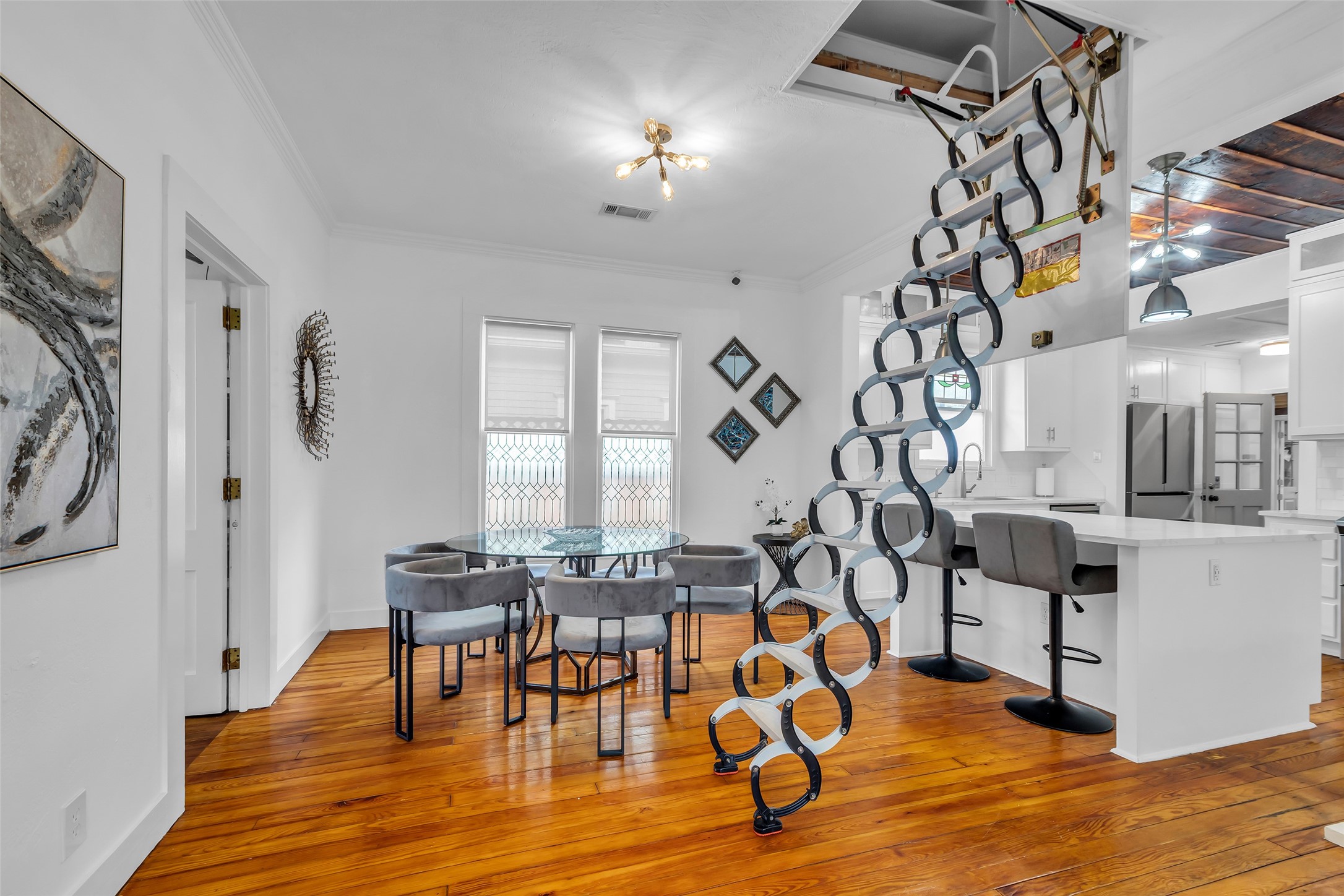618 Harvard Street Houston, TX 77007 - Photo 15 of 25 a view of a livingroom and dining room
