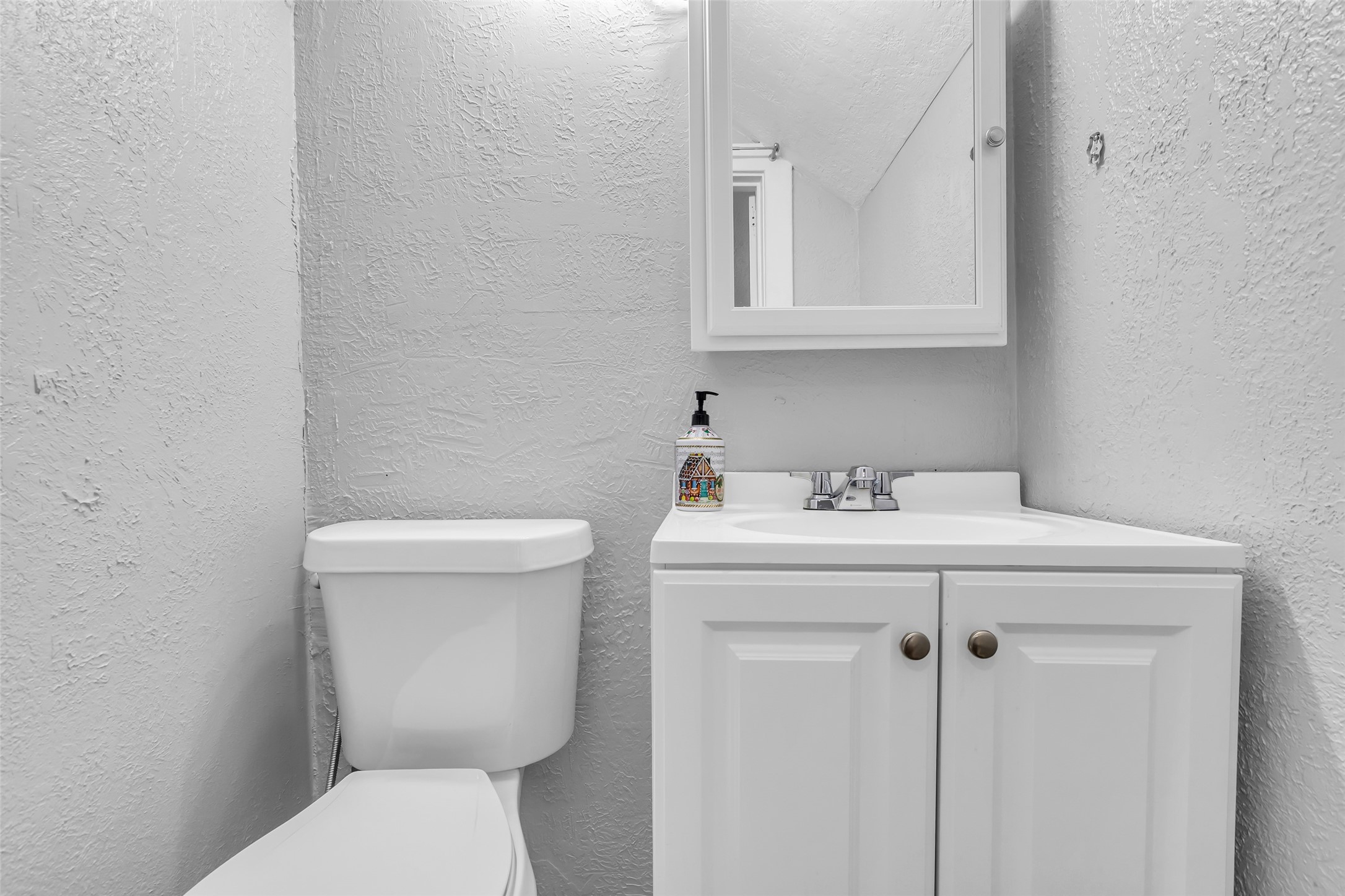 618 Harvard Street Houston, TX 77007 - Photo 17 of 25 a bathroom with a sink a toilet and a mirror