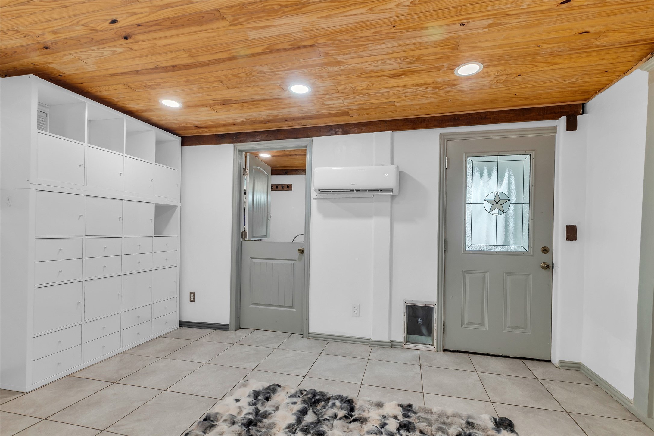 618 Harvard Street Houston, TX 77007 - Photo 21 of 25 a view of a hallway