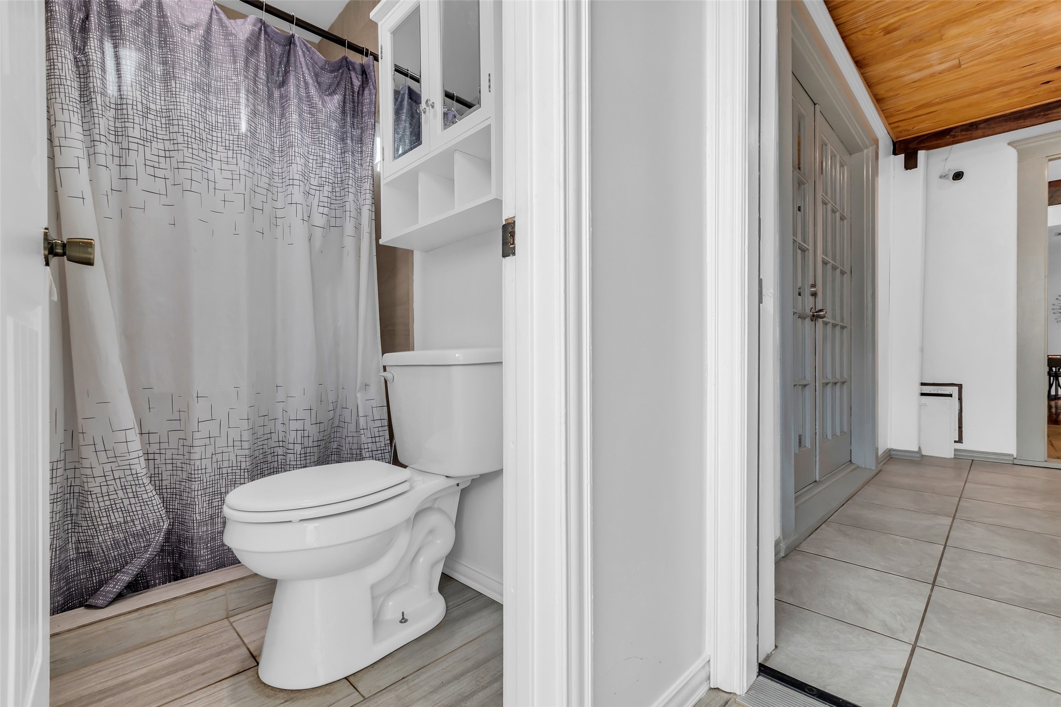 618 Harvard Street Houston, TX 77007 - Photo 22 of 25 a bathroom with a toilet and a shower