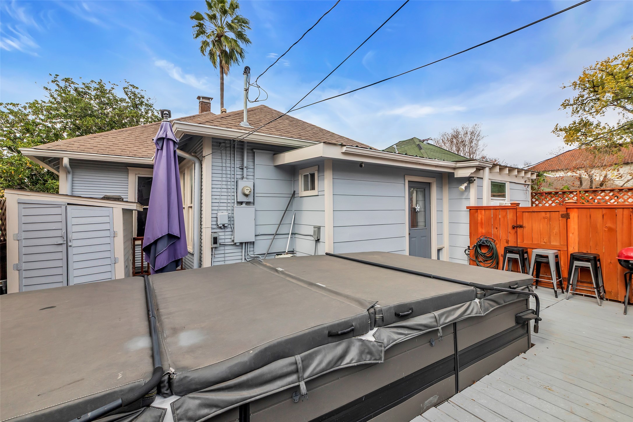 618 Harvard Street Houston, TX 77007 - Photo 23 of 25 a front view of a house with garden
