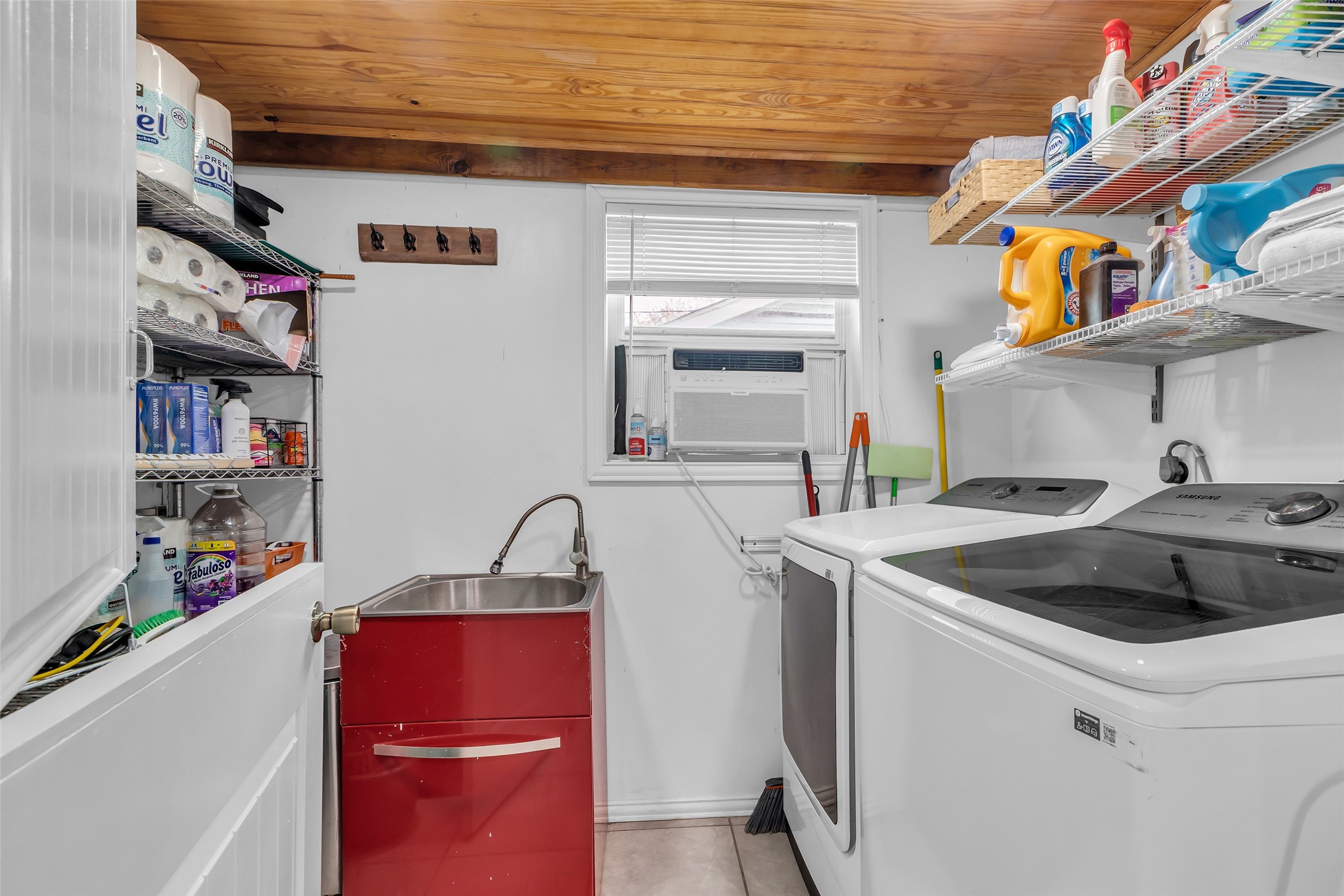 618 Harvard Street Houston, TX 77007 - Photo 25 of 25 a kitchen that has a sink and a stove