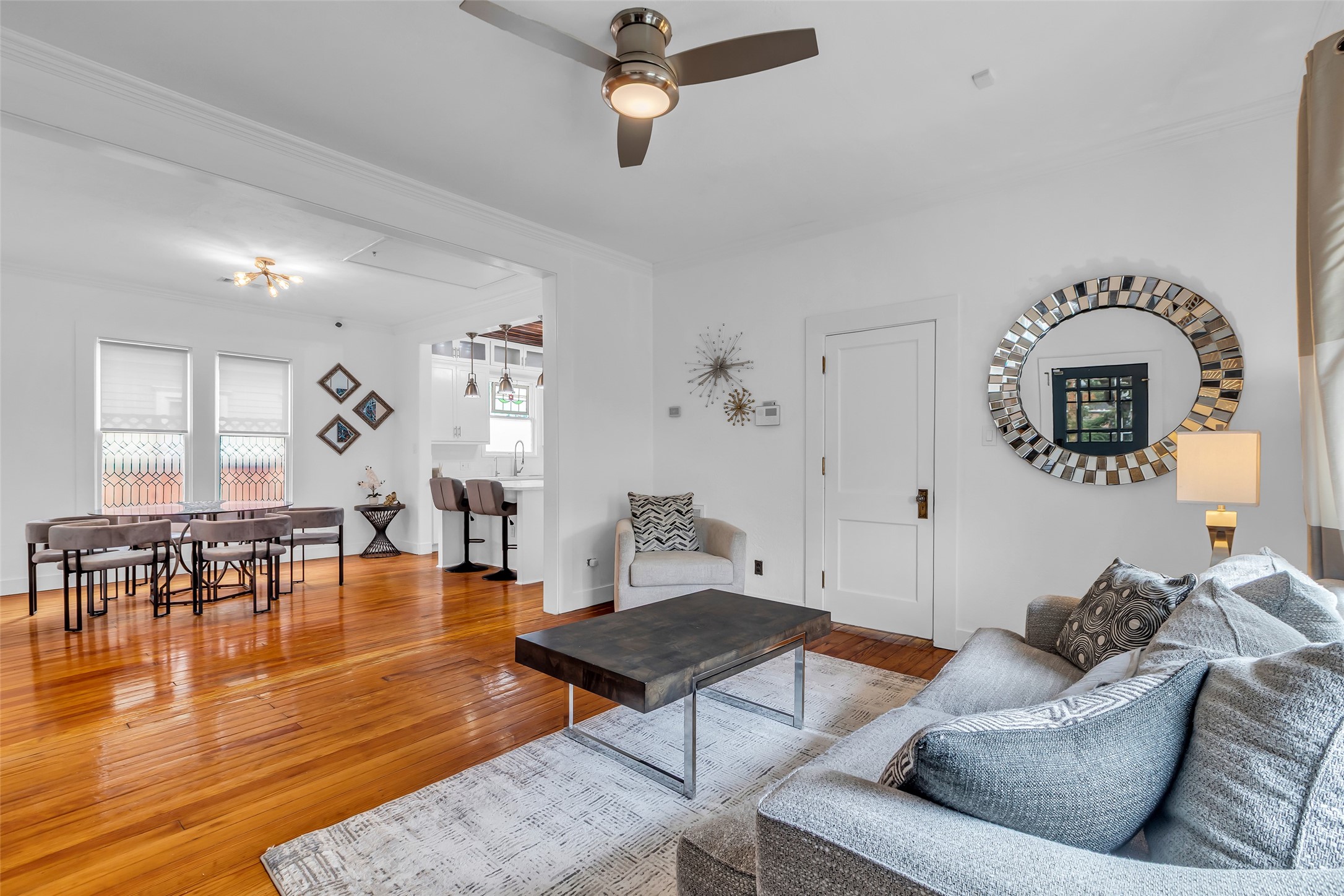 618 Harvard Street Houston, TX 77007 - Photo 5 of 25 a living room with furniture