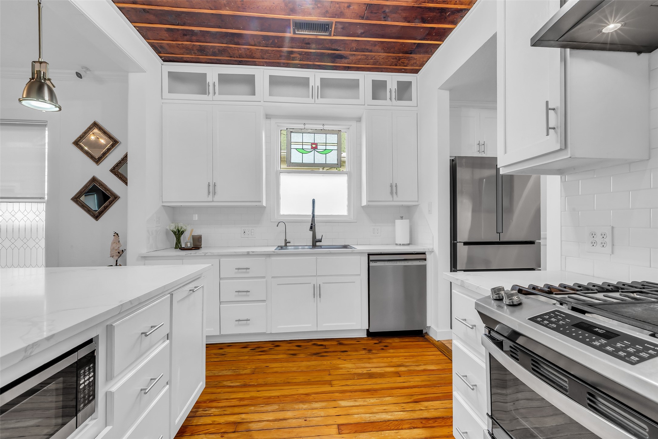 618 Harvard Street Houston, TX 77007 - Photo 7 of 25 a kitchen with cabinets and stainless steel appliances