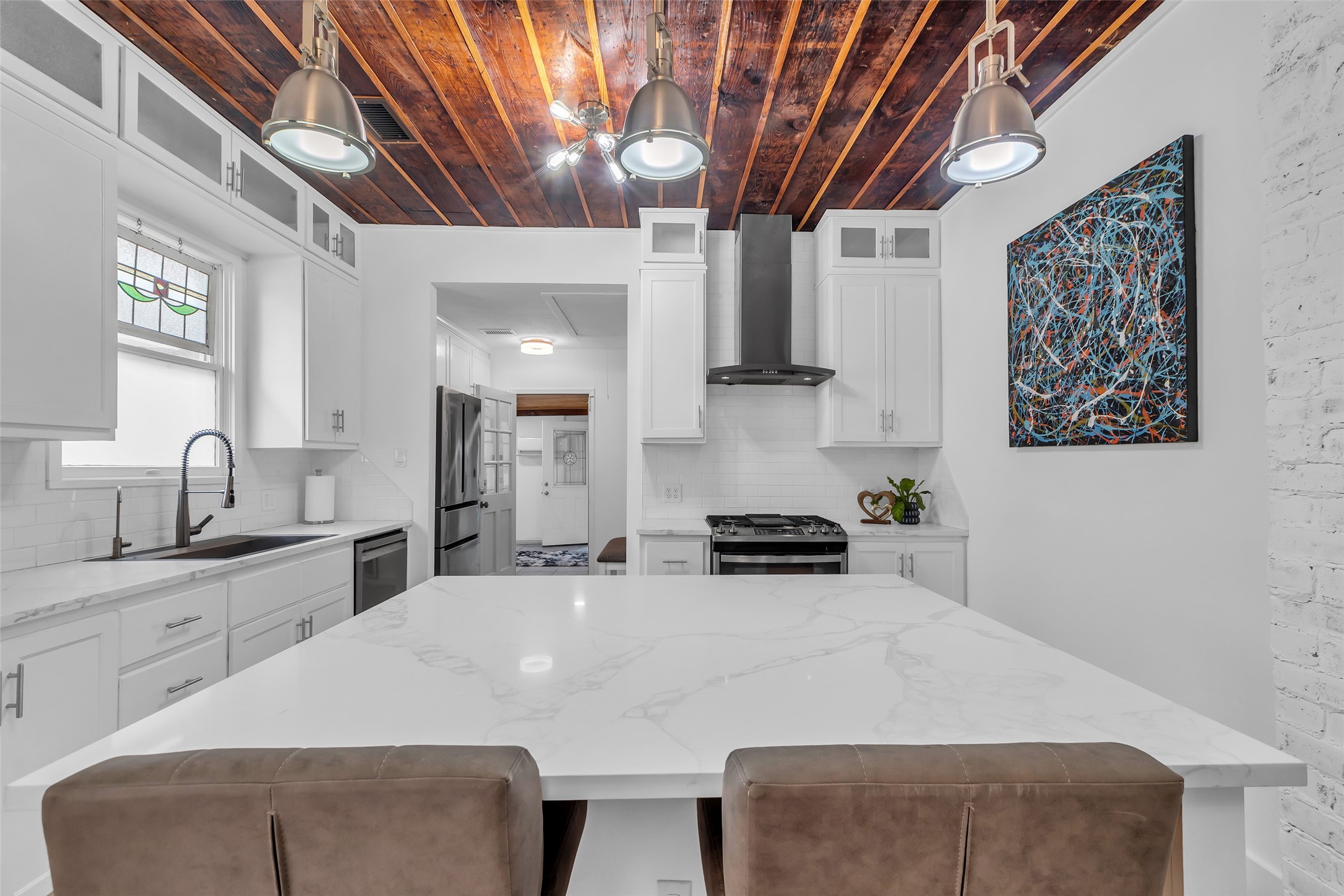 618 Harvard Street Houston, TX 77007 - Photo 9 of 25 a kitchen with stainless steel appliances a sink a stove a refrigerator cabinets and furniture