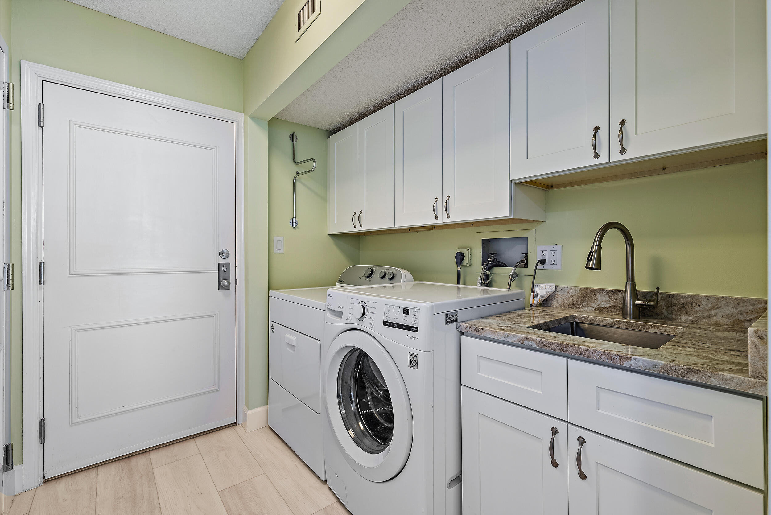 19750 South Beach Road, Unit 4030 Jupiter, FL 33469 - Photo 13 of 27 Laundry
