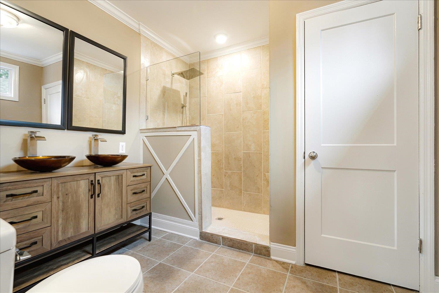 774 Eastern Drive Memphis, TN 38122 - Photo 21 of 33 a bathroom with a mirror a sink and a shower