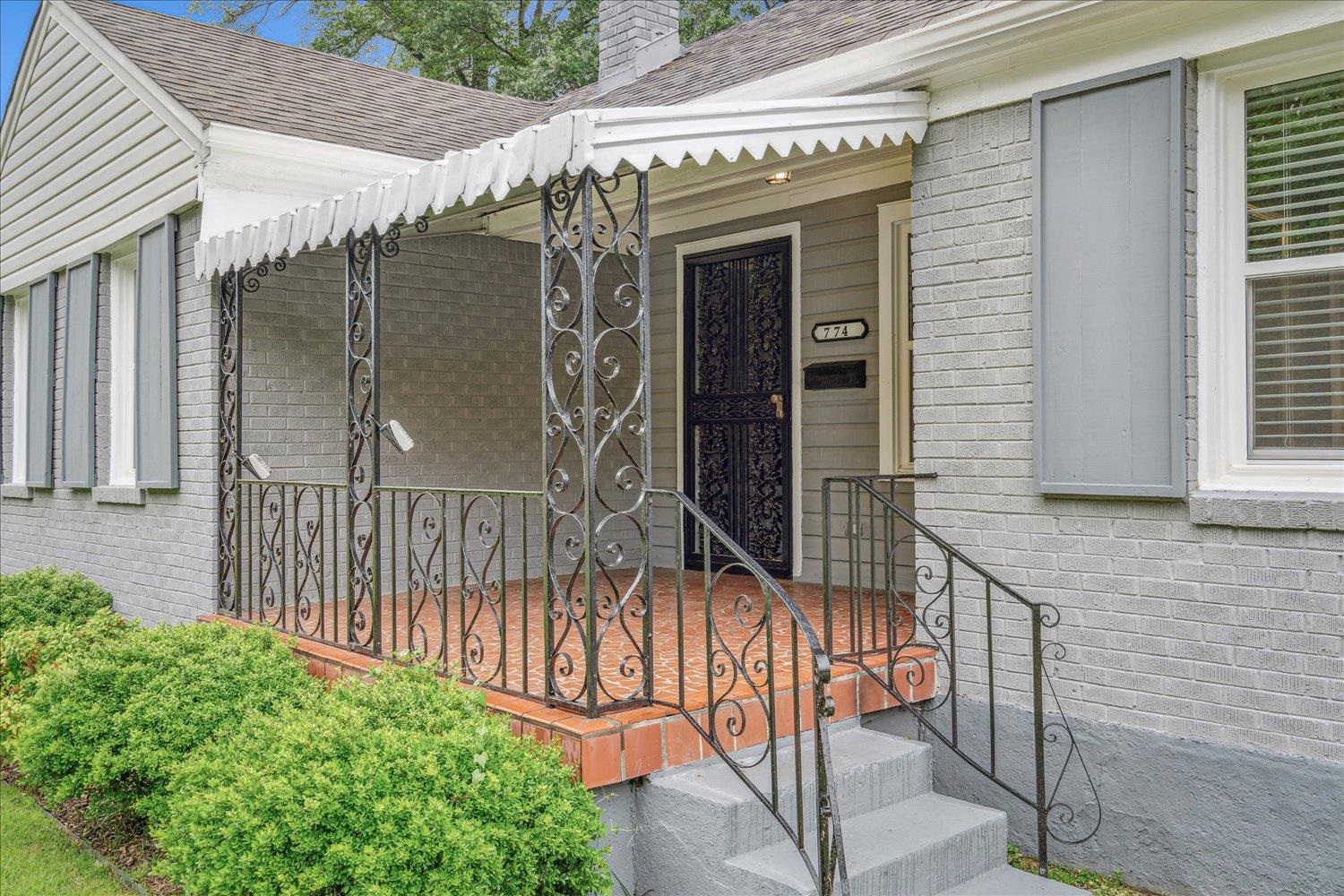 774 Eastern Drive Memphis, TN 38122 - Photo 4 of 33 a view of a house with a wooden fence