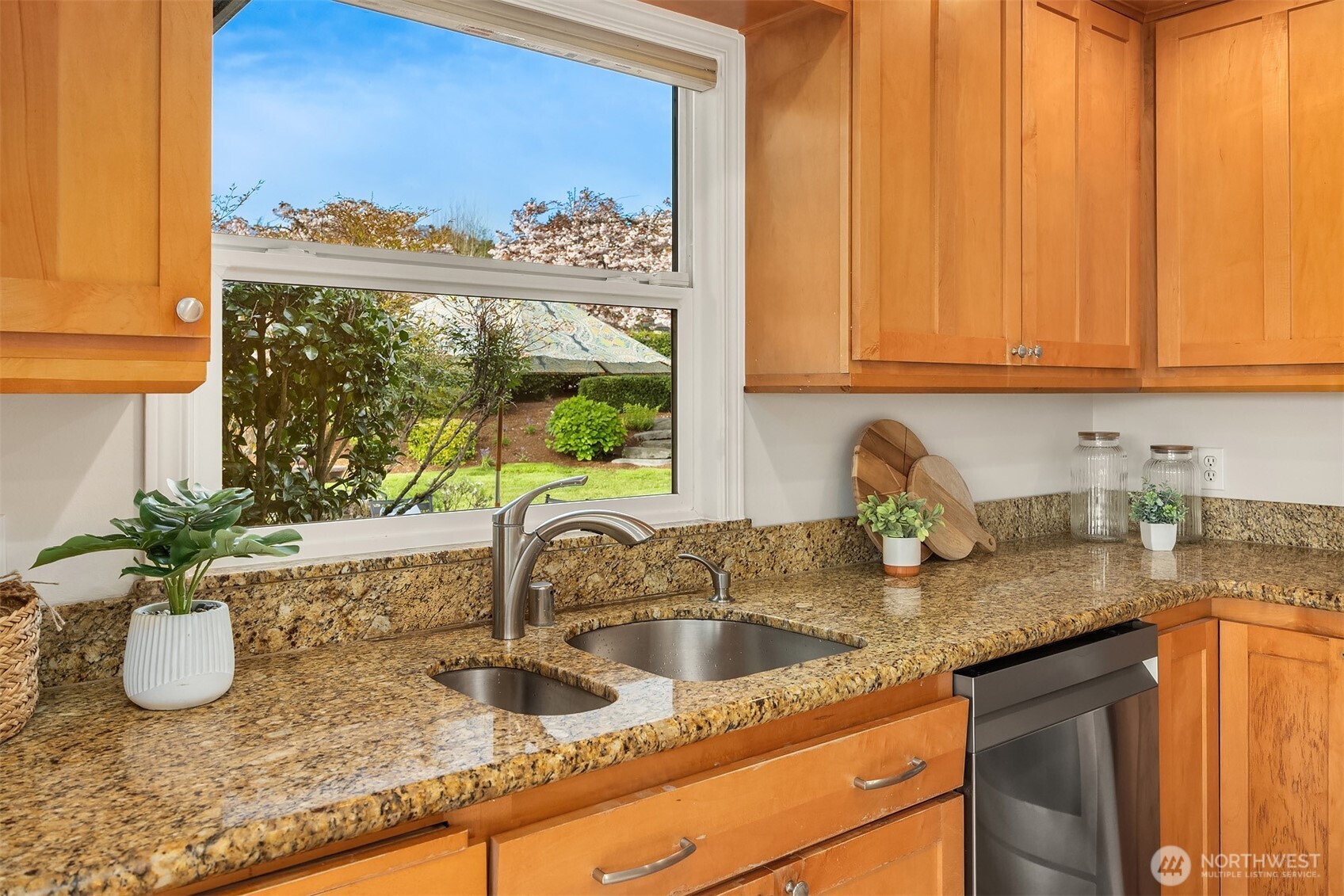 9359 Sunset Way Bellevue, WA 98004 - Photo 11 of 40
