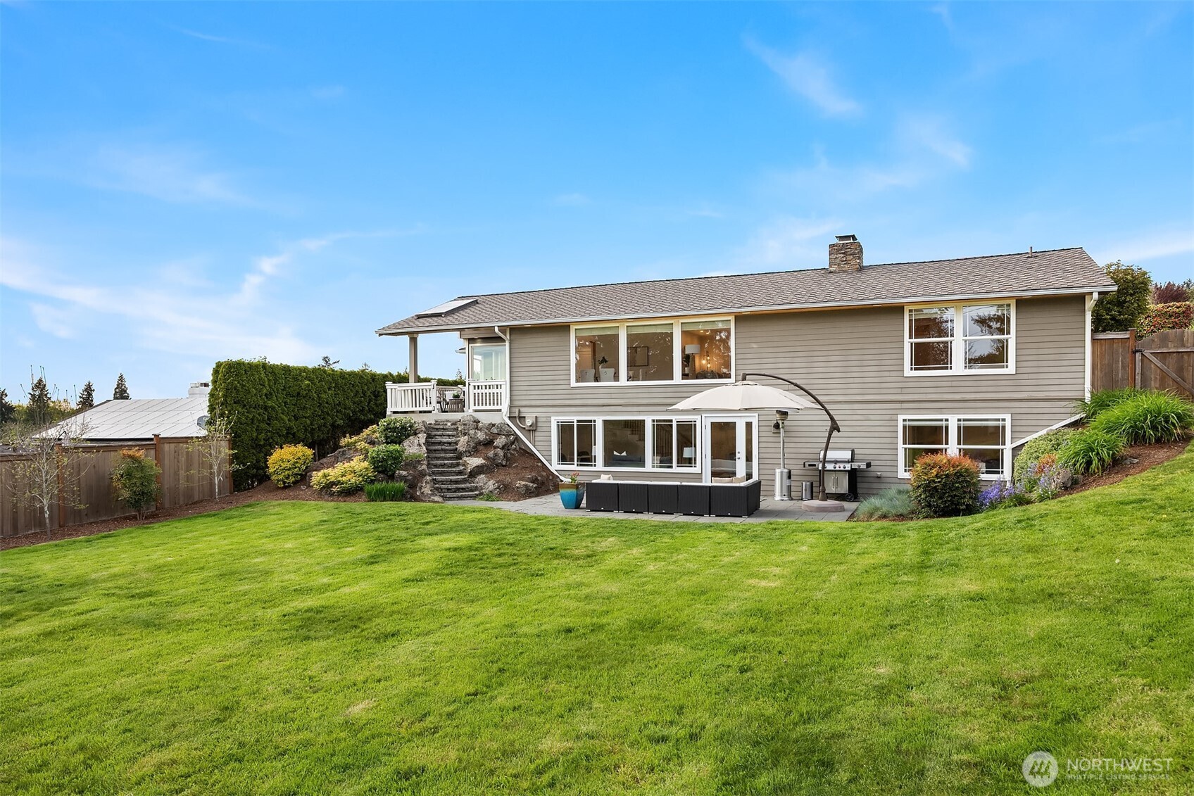 9359 Sunset Way Bellevue, WA 98004 - Photo 5 of 40
