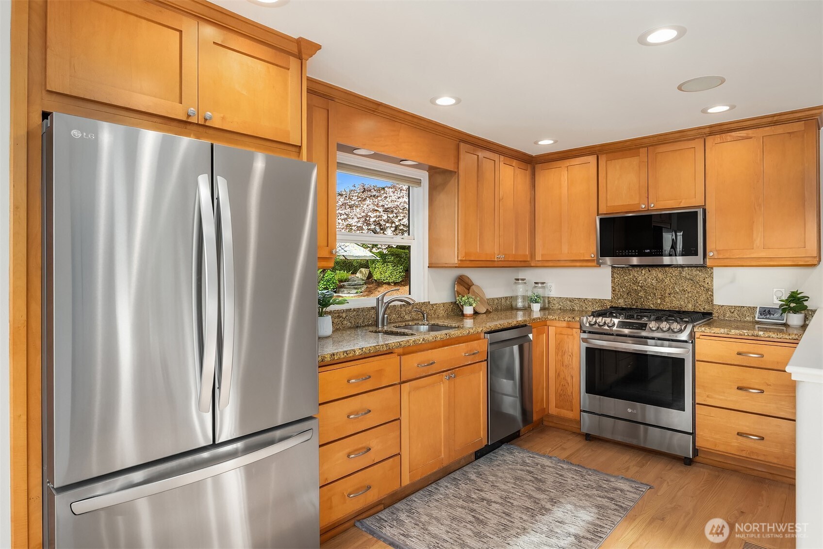 9359 Sunset Way Bellevue, WA 98004 - Photo 10 of 40