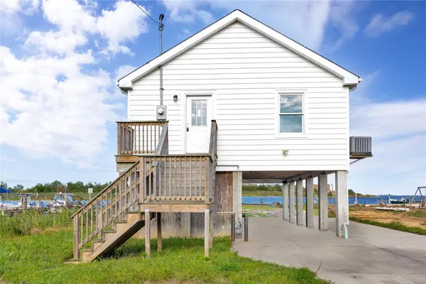 $499,990 | 823 Venetian Boulevard, Lindenhurst, NY 11757
