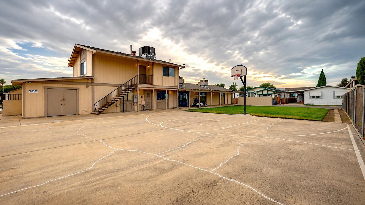 812 West Clover Road, Unit 59 Tracy, CA 95376 - Photo 43 of 51 Basketball court