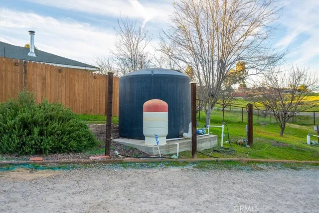 a view of a back yard