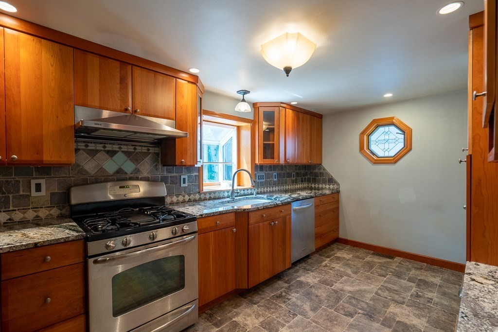 25 Chestnut Street West Springfield, MA 01089 - Photo 3 of 37 Gallery Image 3