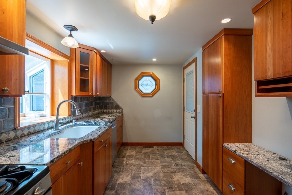 25 Chestnut Street West Springfield, MA 01089 - Photo 4 of 37 Gallery Image 4