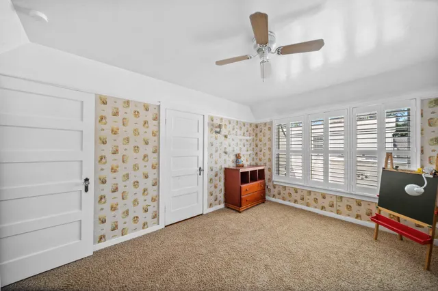 a view of livingroom with furniture