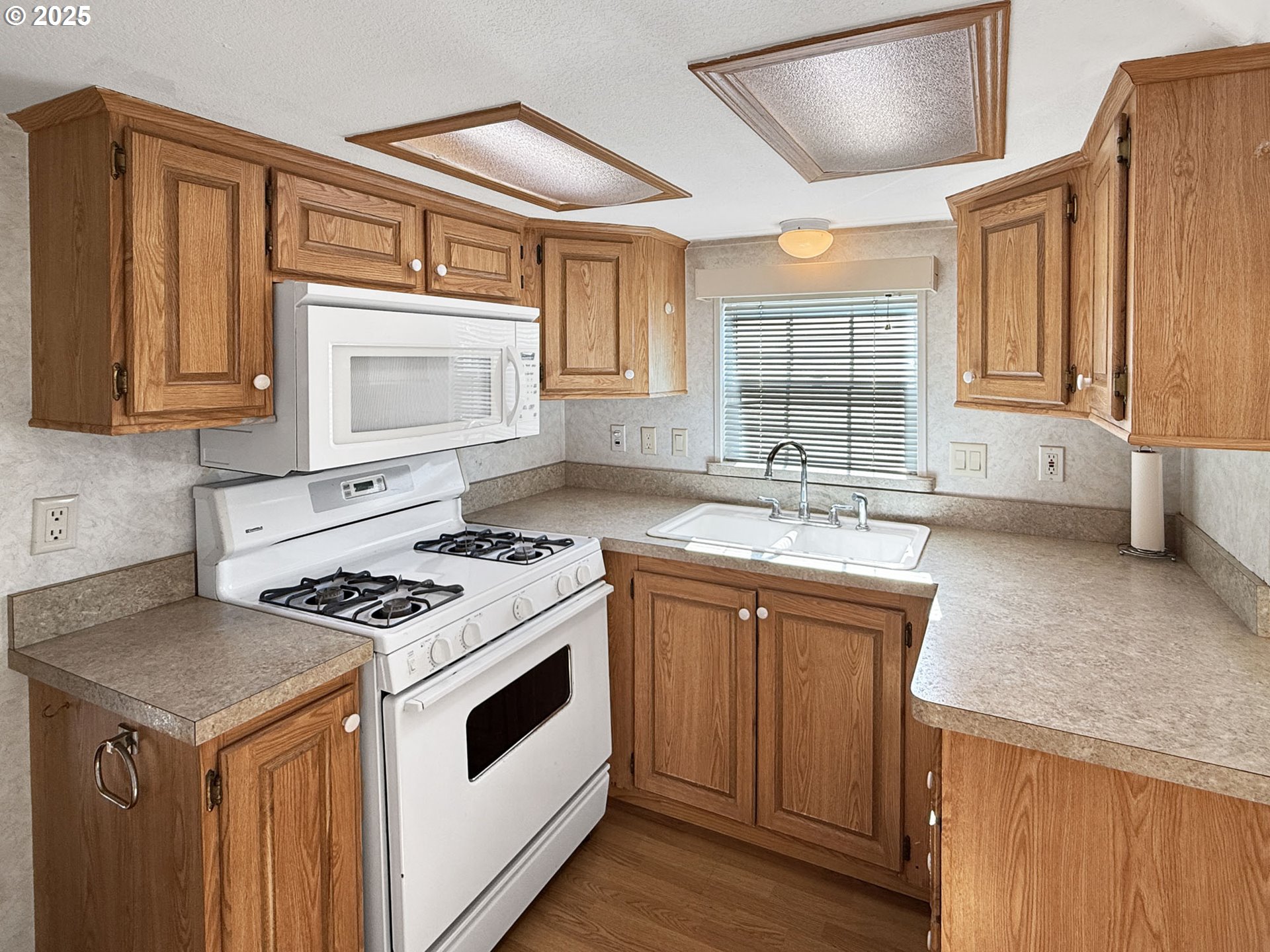 16219 Lower Harbor Road, Unit 20 Brookings, OR 97415 - Photo 7 of 18 Kitchen