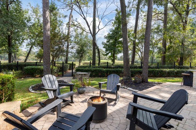 $850,000 | 10 Mill Point Place, The Woodlands, TX 77380