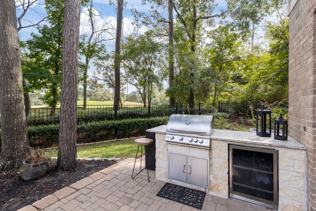 $850,000 | 10 Mill Point Place, The Woodlands, TX 77380