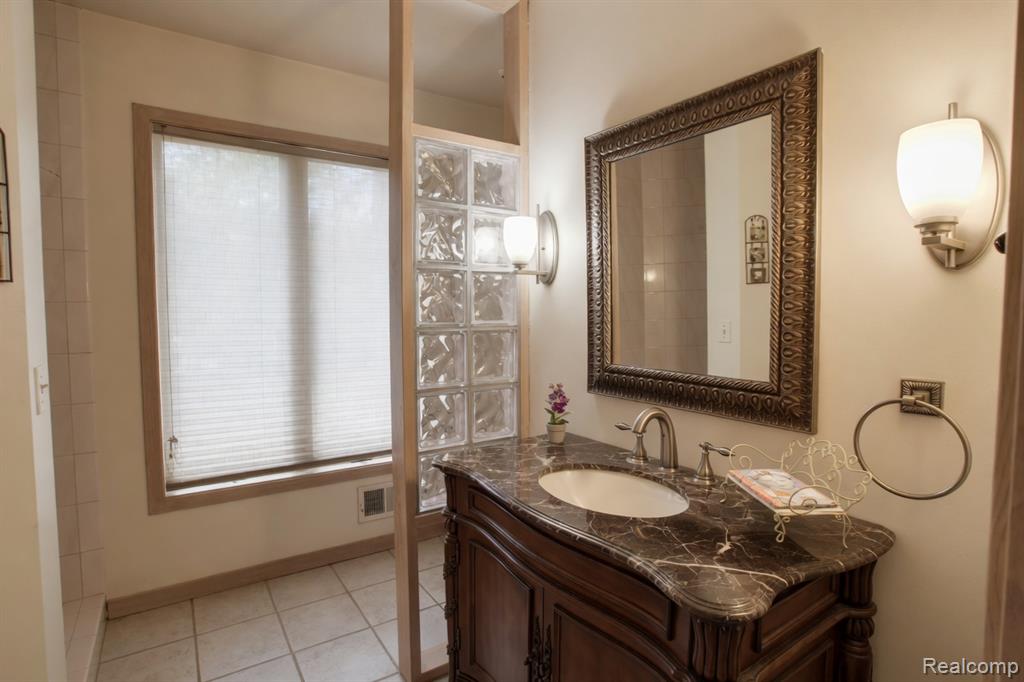 1305 Kings Pointe Road Grand Blanc, MI 48439 - Photo 22 of 71 Gallery Image 22