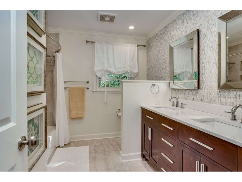 230 Galway Road Bristol, TN 37620 - Photo 26 of 36 Upstairs bath