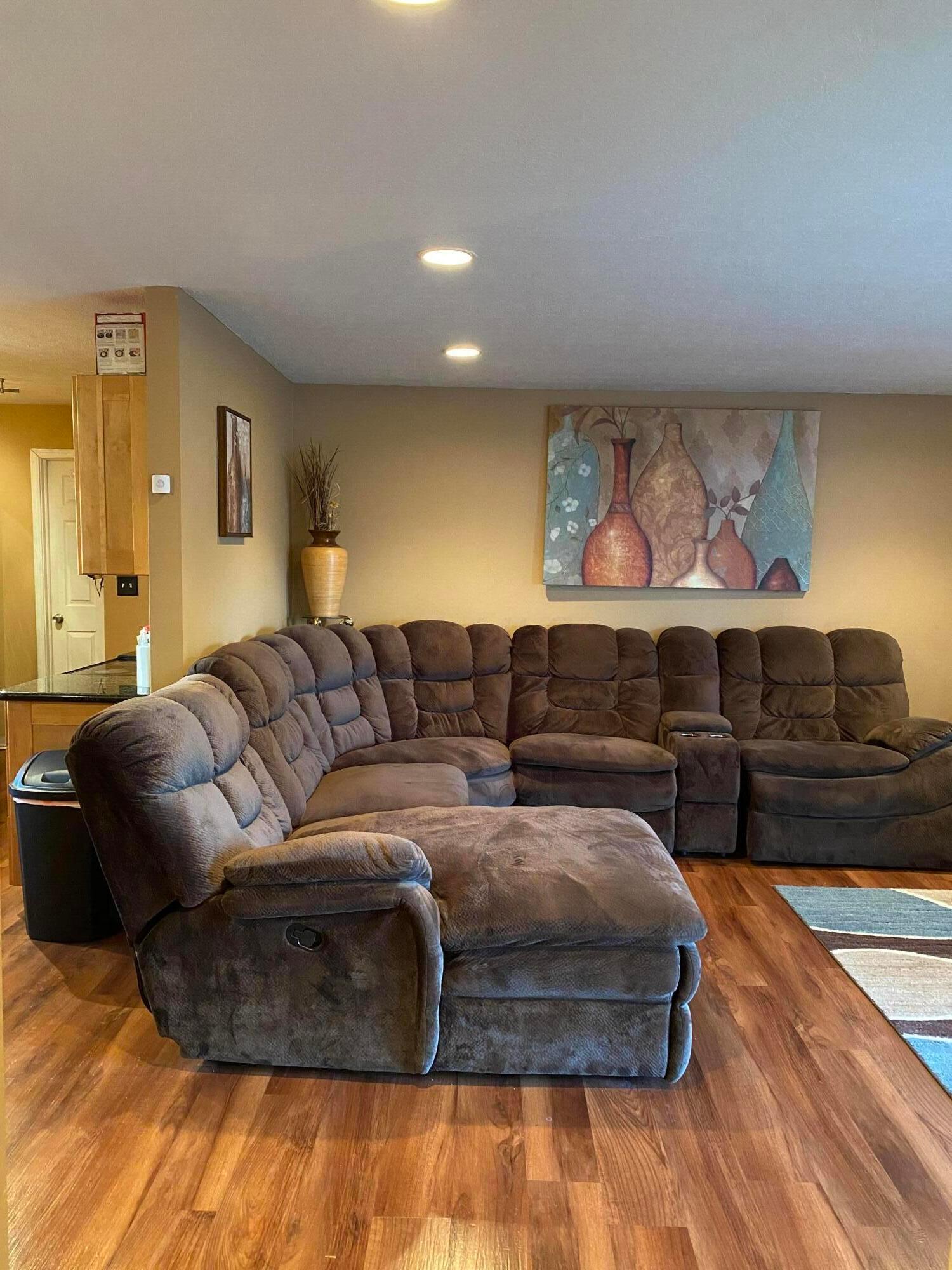 2845 Fleet Road Columbus, OH 43232 - Photo 4 of 11 Living Room