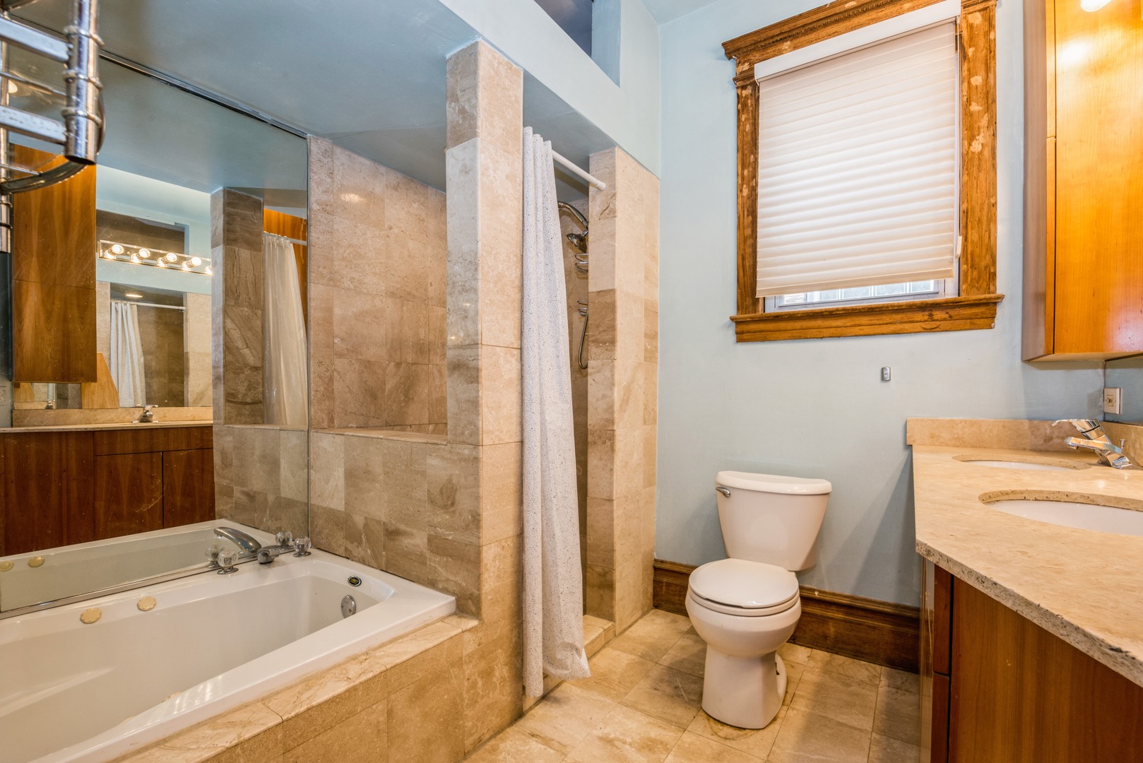 4937 South Prairie Avenue Chicago, IL 60615 - Photo 10 of 15 a bathroom with a toilet sink and bathtub