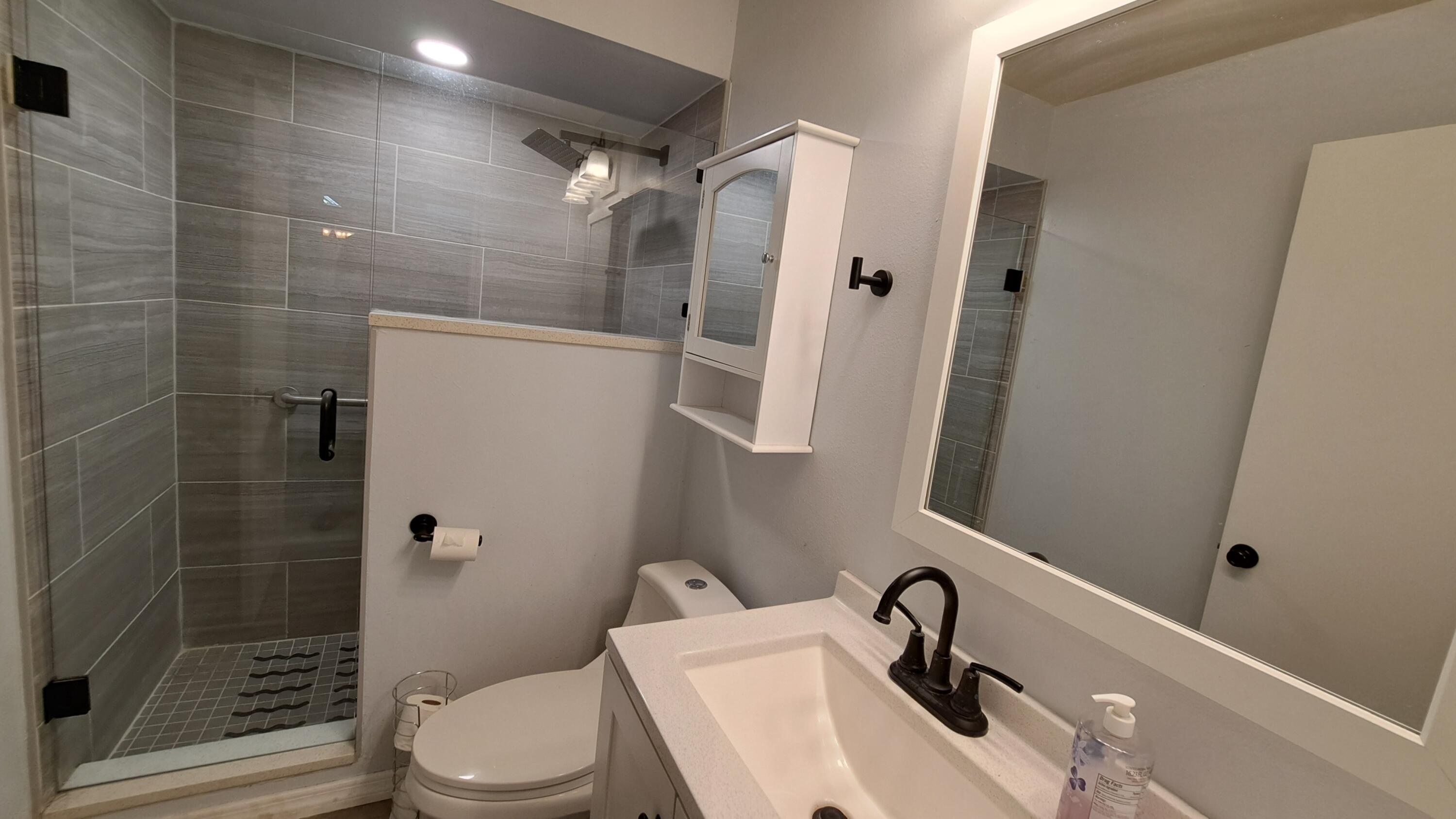 687 Raleigh Road Southeast Palm Bay, FL 32909 - Photo 21 of 26 Guest Bath