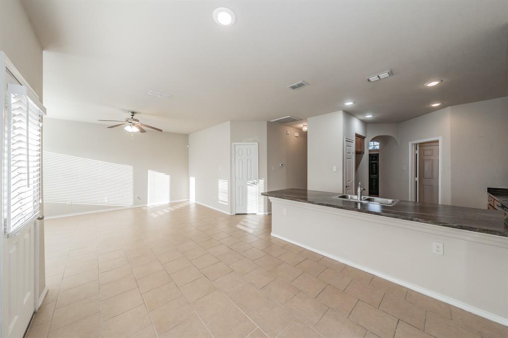 643 Alexander Street Grand Prairie, TX 75051 - Photo 11 of 40