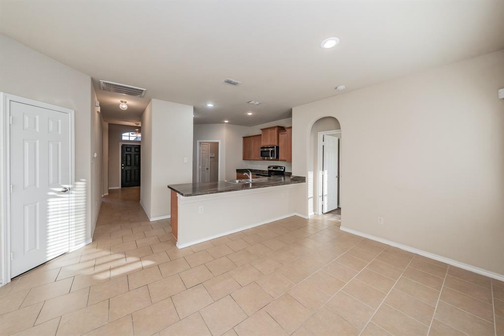 643 Alexander Street Grand Prairie, TX 75051 - Photo 12 of 40