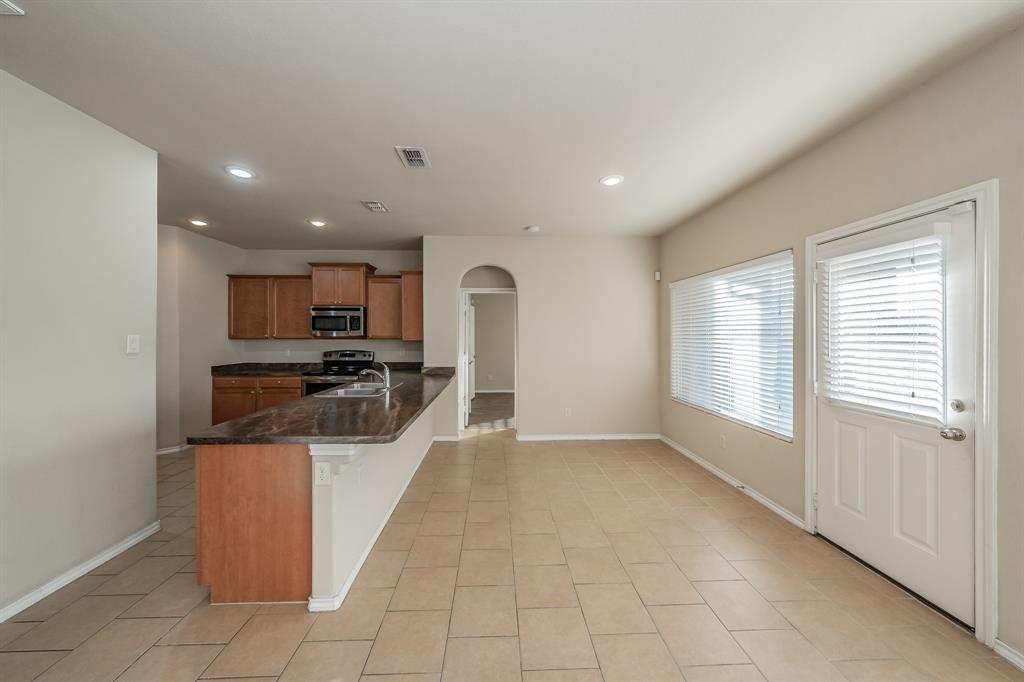 643 Alexander Street Grand Prairie, TX 75051 - Photo 13 of 40