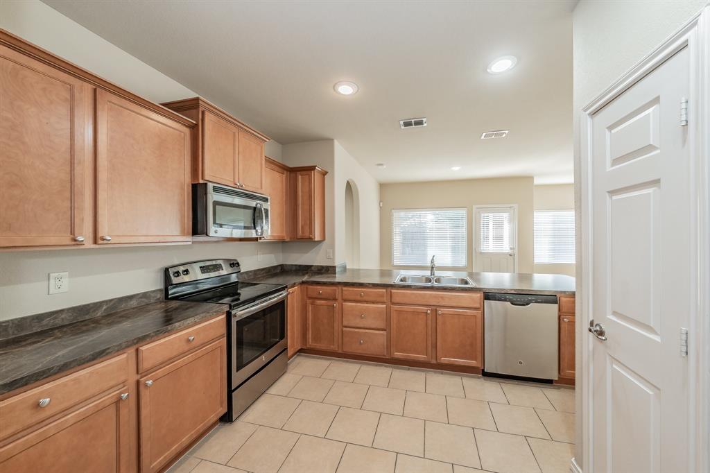 643 Alexander Street Grand Prairie, TX 75051 - Photo 4 of 40