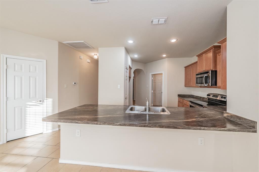 643 Alexander Street Grand Prairie, TX 75051 - Photo 7 of 40