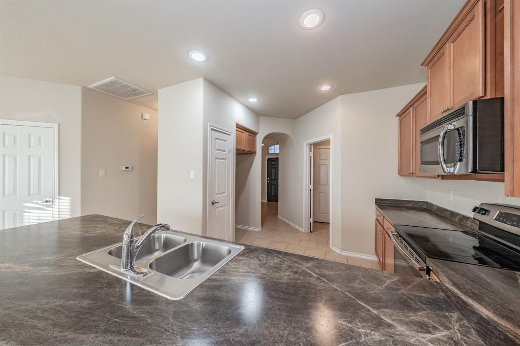 643 Alexander Street Grand Prairie, TX 75051 - Photo 8 of 40