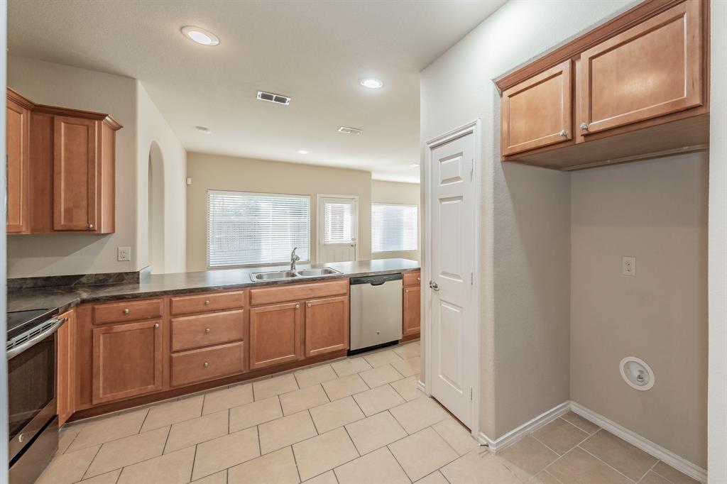 643 Alexander Street Grand Prairie, TX 75051 - Photo 9 of 40