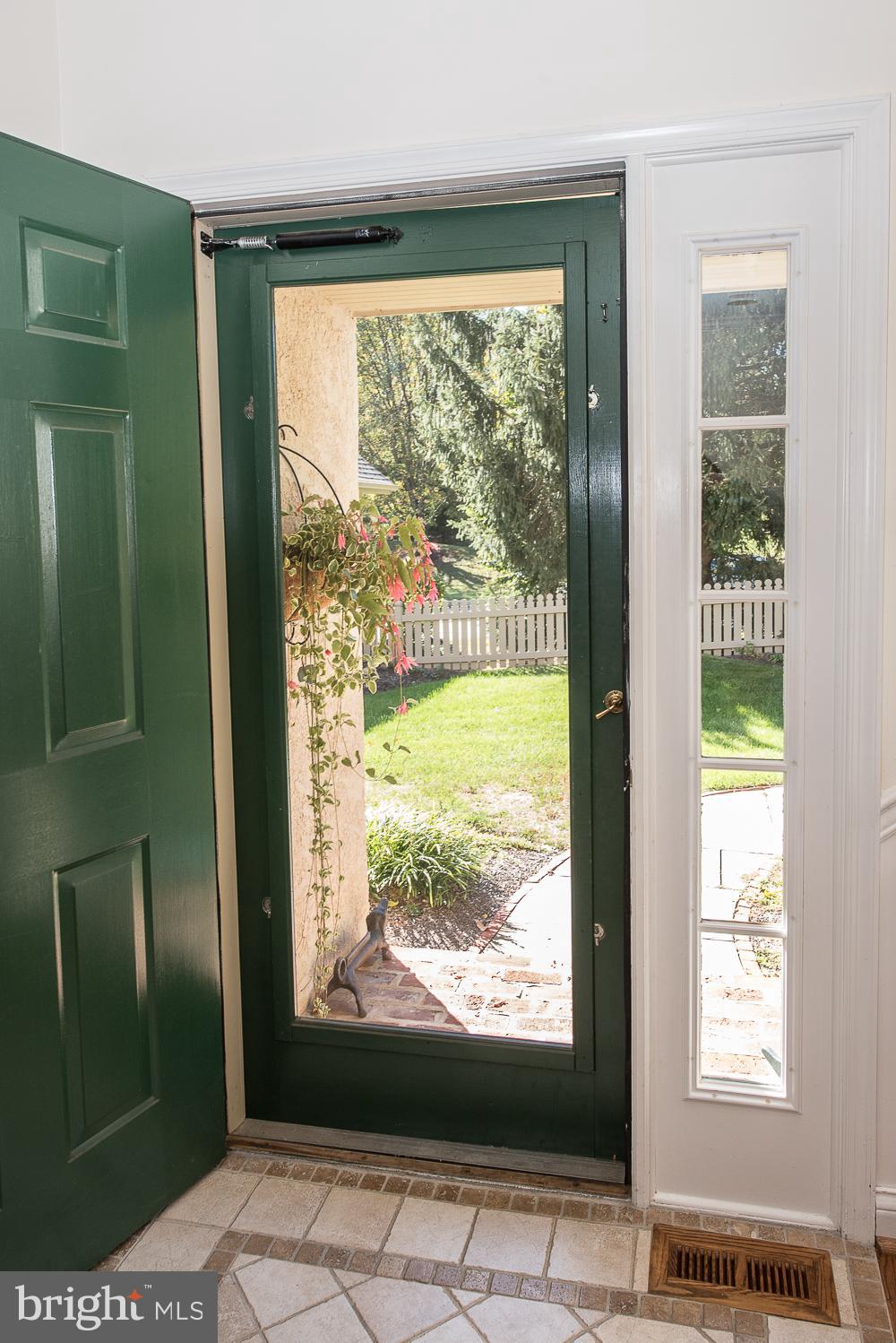 427 Waynesbrooke Road Berwyn, PA 19312 - Photo 3 of 30 Come in!