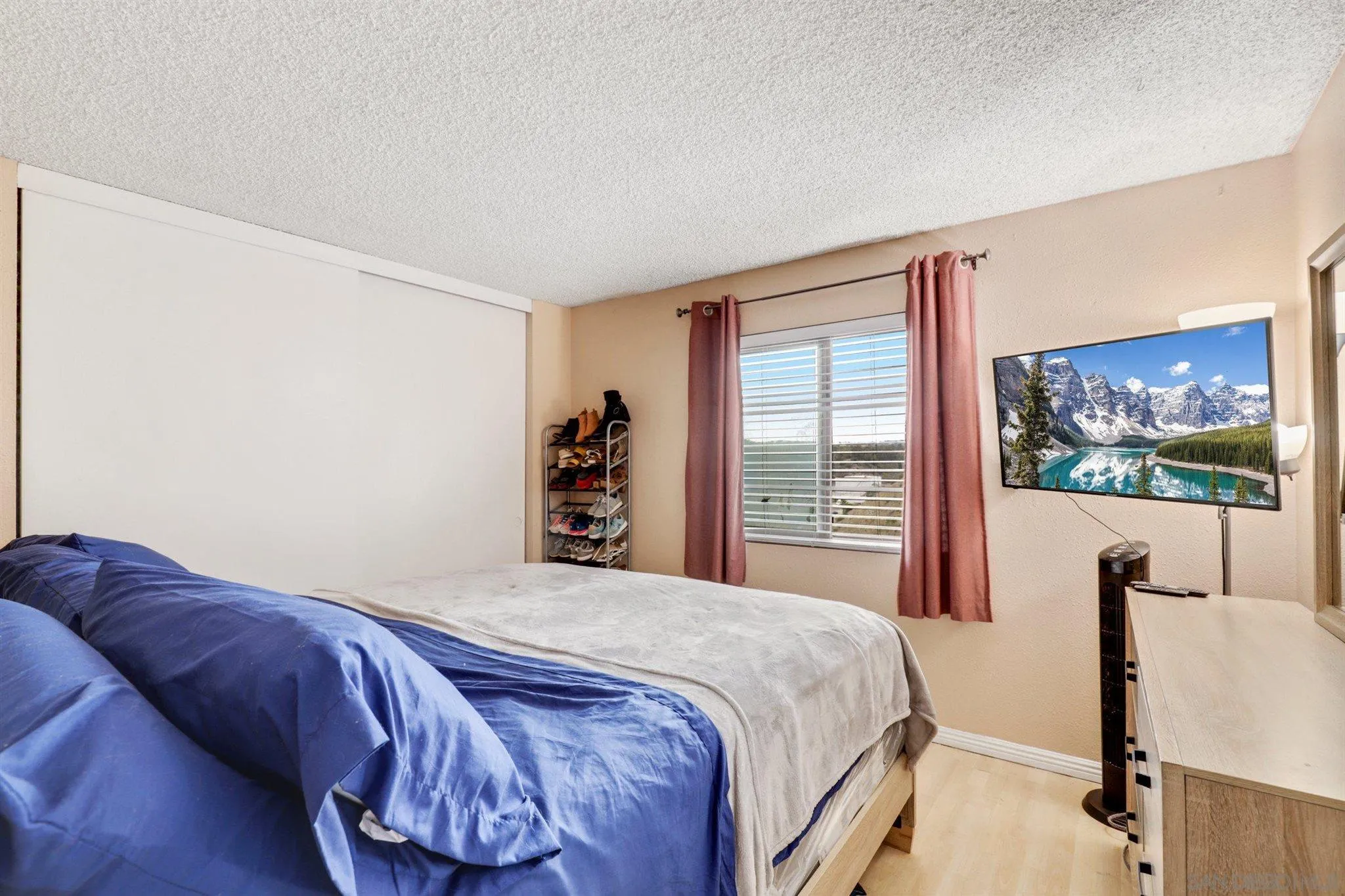 6370 Rancho Mission Road, Unit 920 San Diego, CA 92108 - Photo 9 of 22 a bedroom with a bed and a painting on the wall
