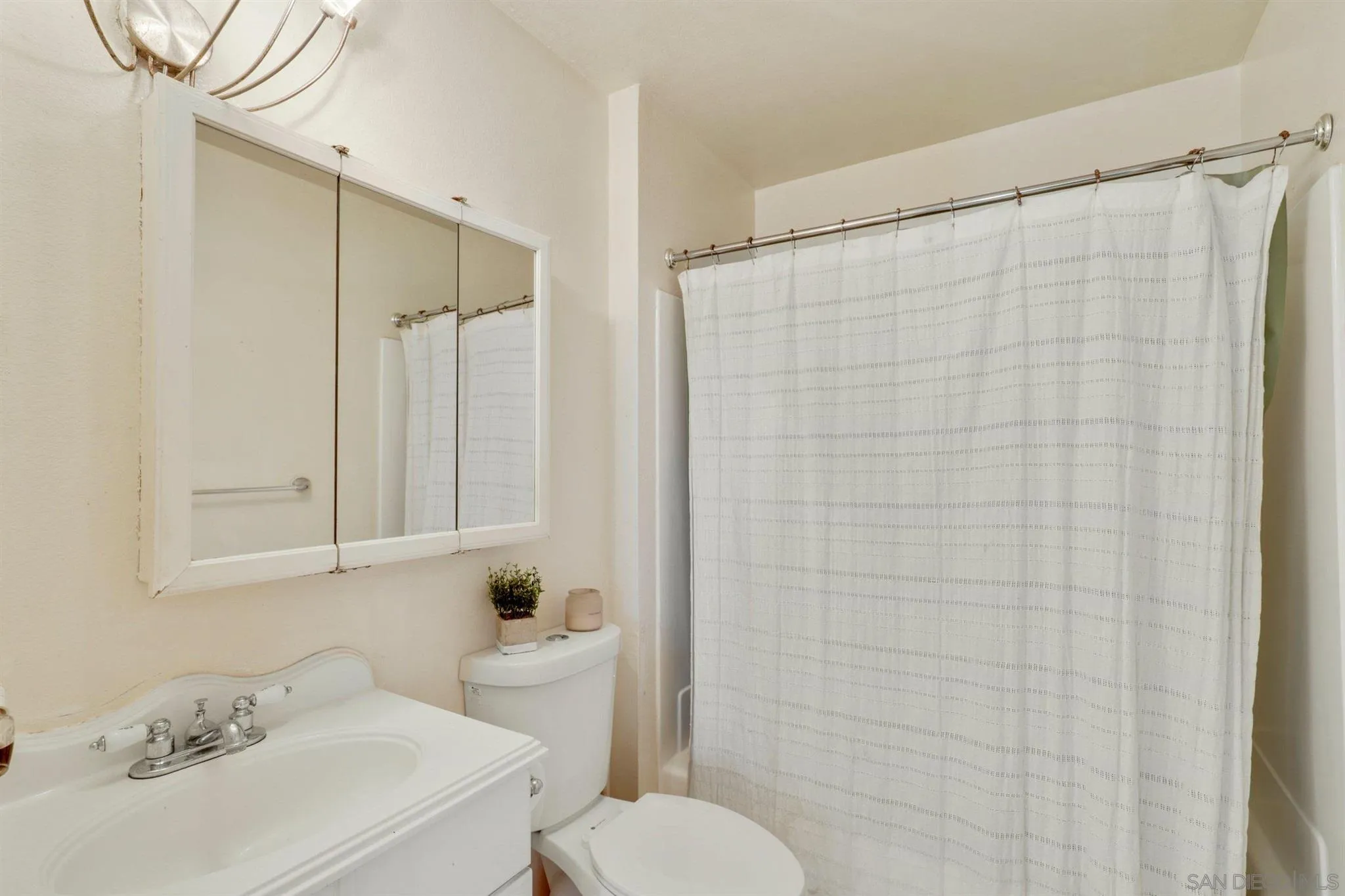 6370 Rancho Mission Road, Unit 920 San Diego, CA 92108 - Photo 10 of 22 a bathroom with a sink and toilet