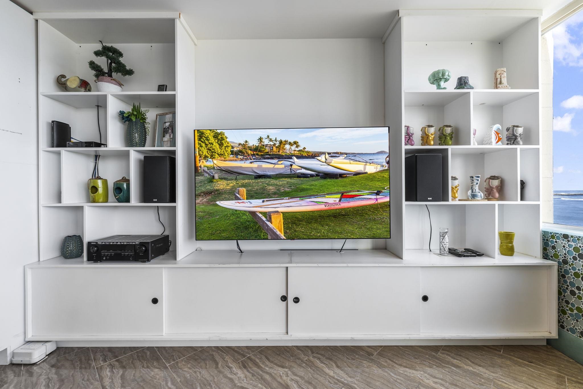 111 Kahului Beach Road, Unit A426 Kahului, HI 96732 - Photo 7 of 24 a living room with furniture and a book shelf