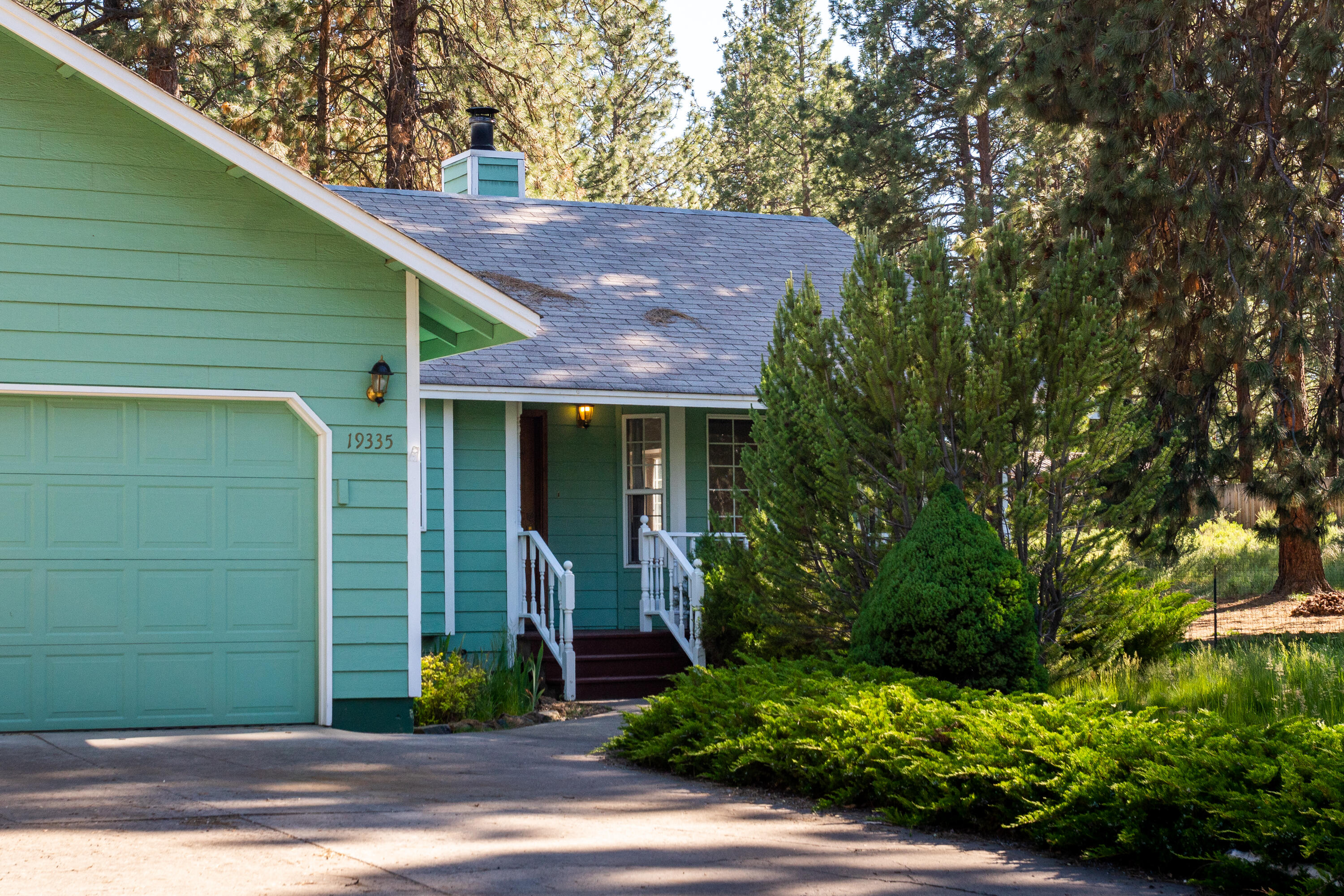 19335 Mohawk Road Bend, OR 97702 - Photo 2 of 24 a front view of a house with a garden