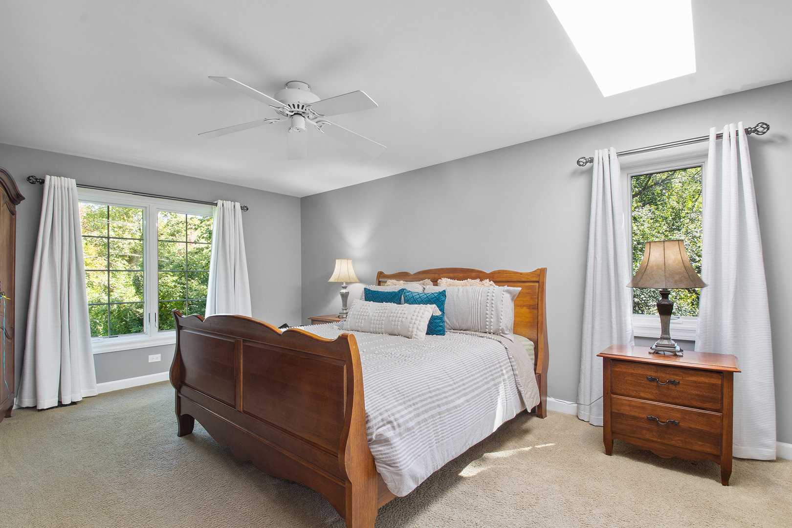 100 Boardman Court Lake Bluff, IL 60044 - Photo 19 of 33 a bed room with a bed and a dresser