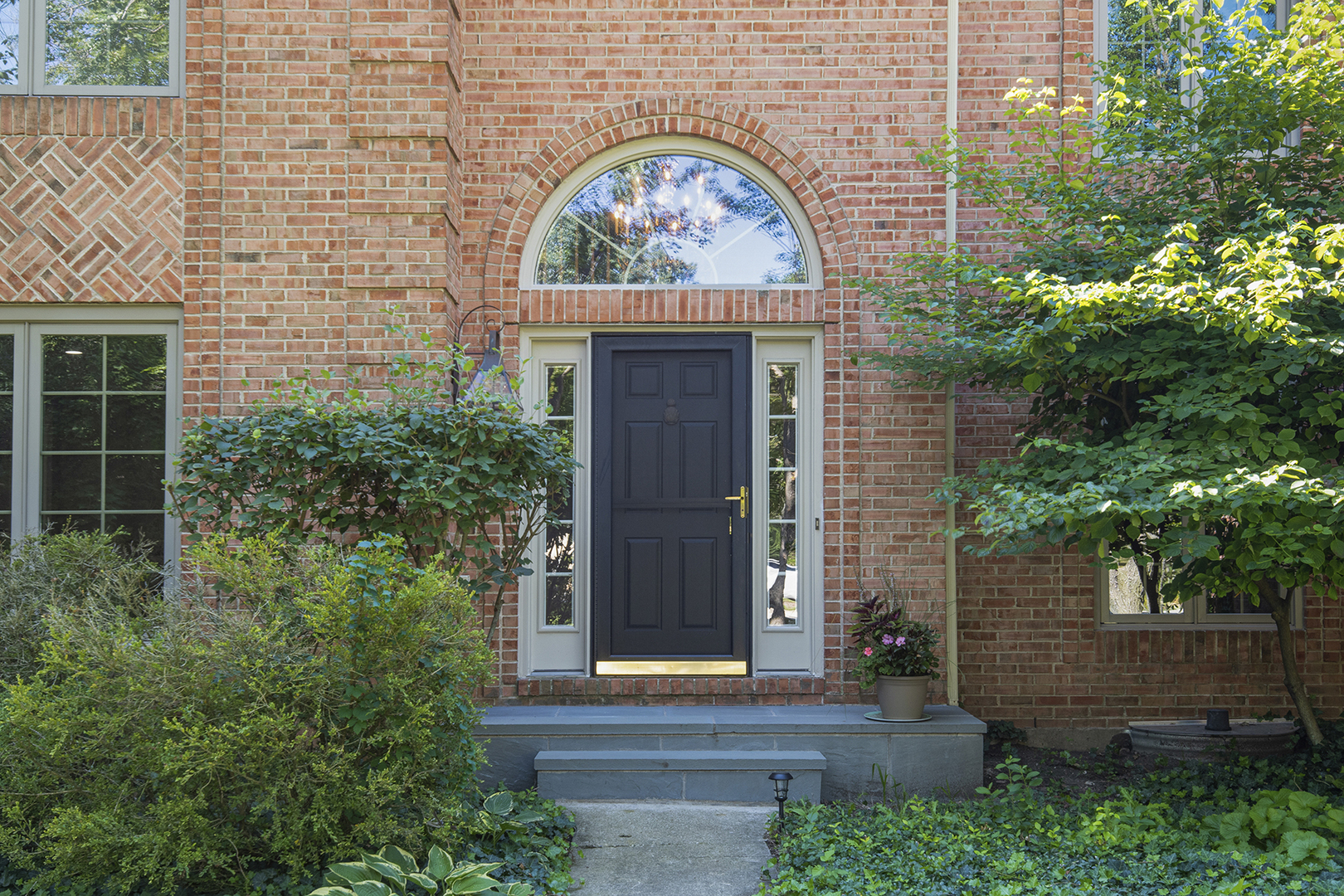 100 Boardman Court Lake Bluff, IL 60044 - Photo 2 of 33 a front view of a house with garden