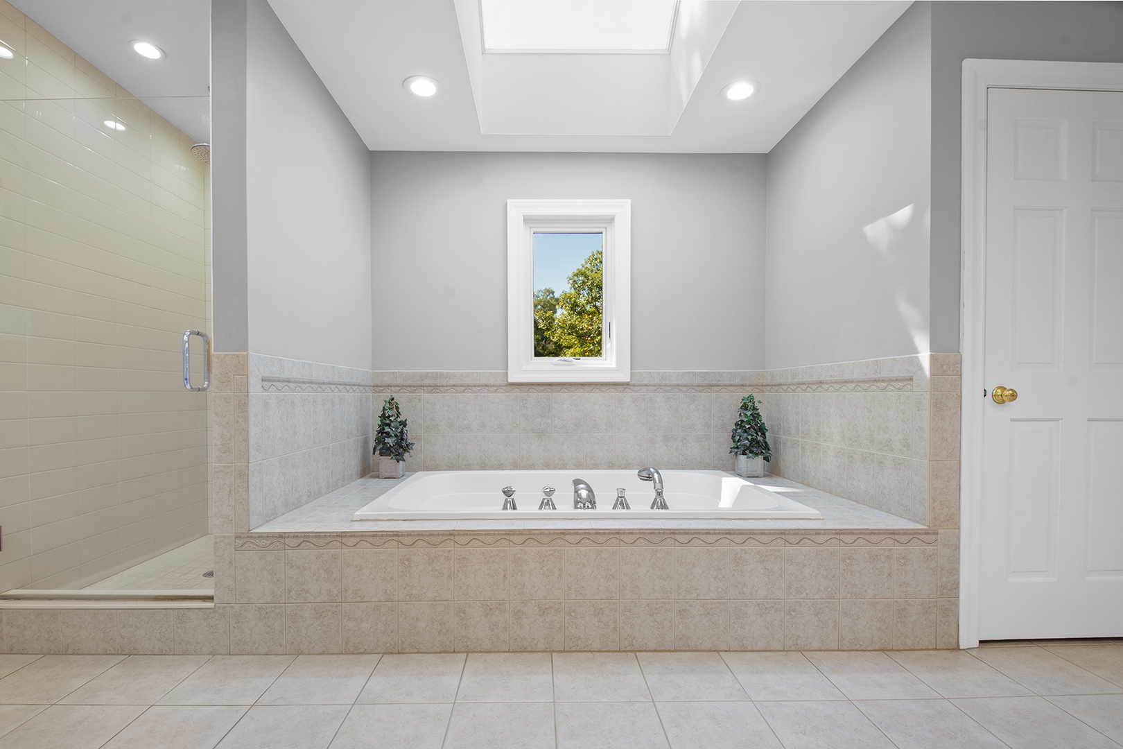 100 Boardman Court Lake Bluff, IL 60044 - Photo 22 of 33 a bathroom with a bathtub and a sink