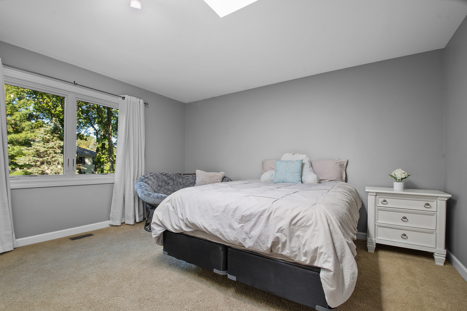 100 Boardman Court Lake Bluff, IL 60044 - Photo 23 of 33 a bedroom with a bed and a window