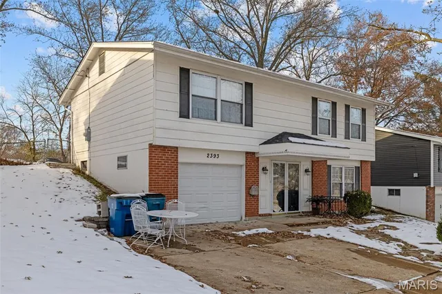 $280,000 | 2393 Wesford Drive, Maryland Heights, MO 63043