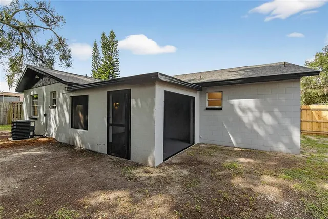 $369,000 | 423 Forest Oak Drive, Seffner, FL 33584